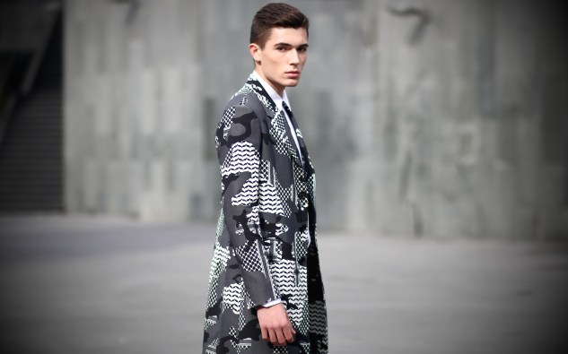 infashionity menswear platform neil barrett trenchcoat spring summer 2016 camo pattern photography urban male model henri balit 