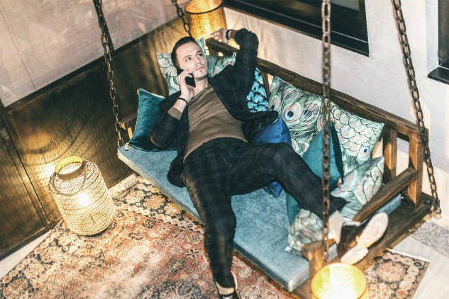 infashionity swiss men's fashion blog check suit hm holiday campaign henri balit le melrose